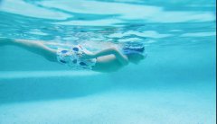 <b>游泳池加多了消毒剂对人体有什么危害？</b>
