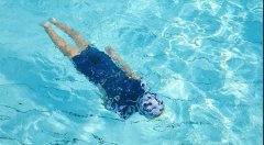 <b>游泳池应该投放消毒剂吗？如何实现游泳健康？</b>